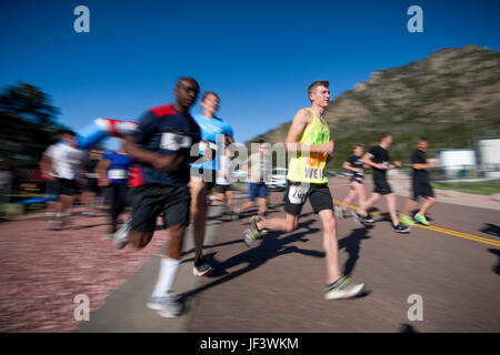 CHEYENNE MOUNTAIN AIR FORCE STATION, Colorado – Läufer, die Teilnahme an der Memorial Day 5k Tunnel laufen beschleunigen von der Startlinie in Cheyenne Mountain Air Force Station, Colorado, 25. Mai 2017. Mehr als 150 Läufer nahmen an den 5 k Rennen Teil. (Foto: U.S. Air Force Airman 1st Class Dennis Hoffman) Stockfoto