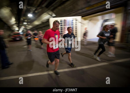 CHEYENNE MOUNTAIN AIR FORCE STATION, Colorado – Läufer, die Teilnahme an der Memorial Day 5k Run Tunnel Sprint vorbei an den wichtigsten Explosion Türen innen Cheyenne Mountain Air Force Station, Colorado, 25. Mai 2017. Die Explosion Türen CMAF wiegen auf 23 Tonnen. (Foto: U.S. Air Force Airman 1st Class Dennis Hoffman) Stockfoto