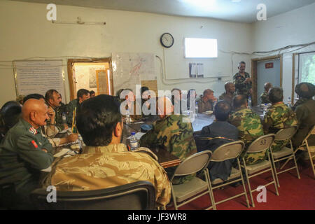 Afghanische nationale Armee Oberst Abdul Waheid Tamurei, rechts, der kommandierende Offizier der 2. Brigade, 215. Korps, spricht bei einer Shura am Camp Nolay nahe Sangin Distrikt von Helmand, Afghanistan 25. Mai 2017. Gouverneur der Helmand-Provinz trafen sich mit wichtigen Führern aus der 505. Zone Nationalpolizei, Afghan National Army 215. Korps und Task Force südwestlich der Governance und Sicherheit Haltung in Sangin und anderen Bezirken in Helmand zu diskutieren. (Foto: U.S. Marine Corps Sgt. Lucas Hopkins) Stockfoto