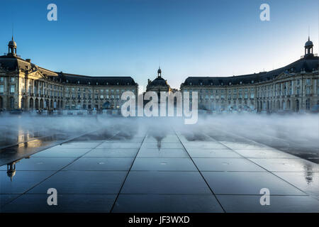 Place De La Bourse und Wasser Spiegel in Bordeaux Stockfoto