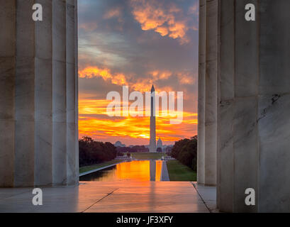 Brillante Sonnenaufgang über Widerspiegelnder Teich DC Stockfoto