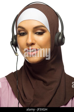 Muslimische junge Frau auf Weiß Stockfoto