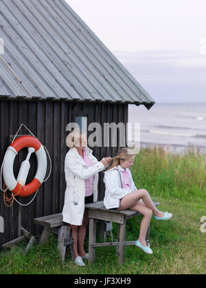 Frau Flechten Töchter Haar Stockfoto