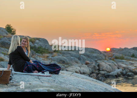 Frauen am Meer, Sonnenuntergang Stockfoto