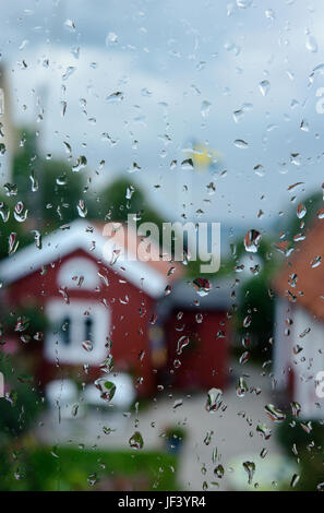 Regentropfen am Fenster Stockfoto