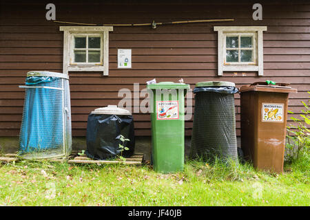 Behälter vor Holzhaus Stockfoto