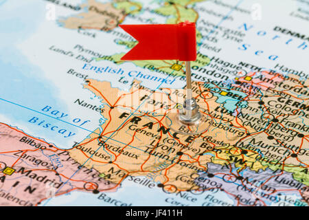 Foto von Frankreich markiert durch rote Fahne im Halter. Land auf dem europäischen Kontinent. Stockfoto