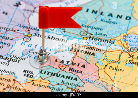 Foto von Lettland, gekennzeichnet durch rote Fahne im Halter. Land auf dem europäischen Kontinent. Stockfoto