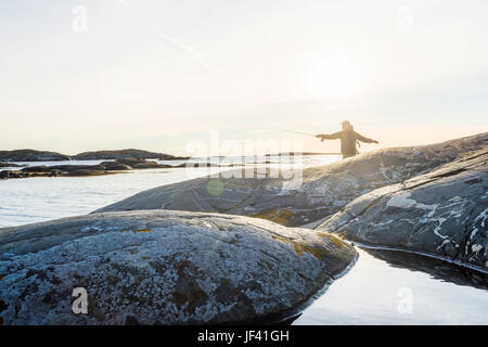 Mann Angeln auf hoher See Stockfoto