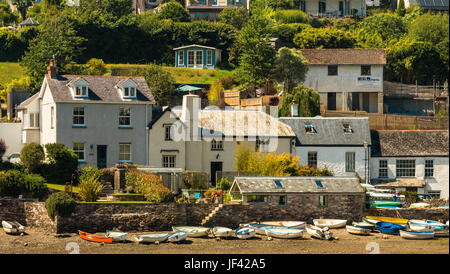 Häuser und Boote am Ufer der Mündung, Yealm Noss Mayo und Newton Ferrers, South Devon, England Stockfoto