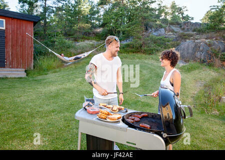 Paar, die Zubereitung von Speisen auf dem Grill Stockfoto