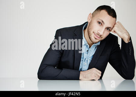 Junger Mann, Blick in die Kamera Stockfoto