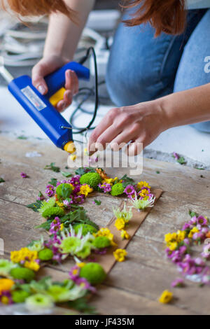 Blumengeschäft Blumen Dekoration mit Briefen und Kleber. Tageslicht in Innenräumen mit kleinen Schärfentiefe erschossen Stockfoto