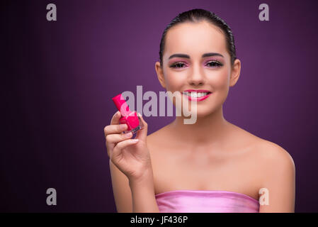 Frau mit Lippenstift Rohr in Schönheit Konzept Stockfoto