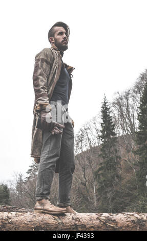 Junge Männer auf Protokolle in den Wald. Stockfoto