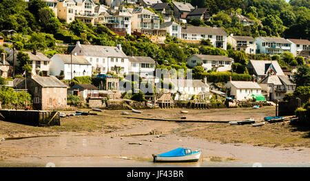 Häuser und Boote am Ufer der Mündung, Yealm Noss Mayo und Newton Ferrers, South Devon, England Stockfoto