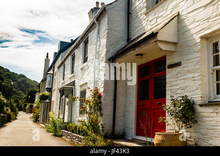 Reihe von ziemlich Pralinenschachtel Cottages im Dorf Noss Mayo, Newton Ferrers, am Ufer der Mündung des Yealm, South Devon, England Stockfoto