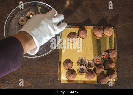 Pralinen in einer luxuriösen Glasschale Stockfoto