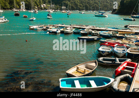 Bunte Boote auf der Yealm Mündung, Newton Ferrers, South Devon, England Stockfoto