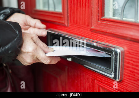Schreiben in der Mailbox Stockfoto