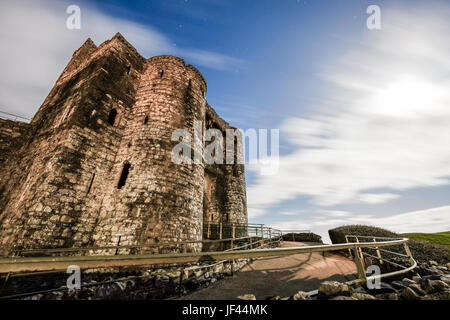 Nachtaufnahme. Kidwelly Castle (Castell Cydweli). Carmarthenshire. Wales. UK Stockfoto