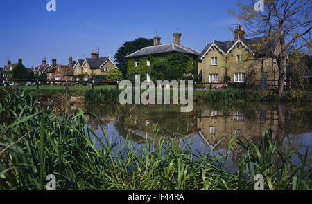 Kirche-grün und Teich, Ramsey, Cambridgeshire, England, UK Stockfoto