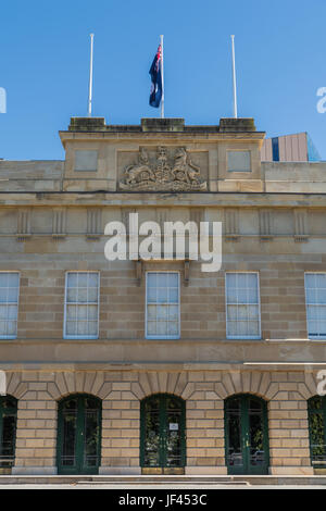 Hobart, Australien - 19.März. 2017: Tasmanien. Zentraler Bestandteil Beige Steinfassade des Parliament House zeigt Wappen und das Motto des britischen Monarchen. FLA Stockfoto