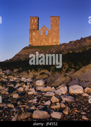 Die imposanten Türme der mittelalterlichen Kirche an Reculver dominieren die Skyline von Herne Bay, Kent, England, Großbritannien Stockfoto