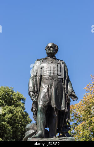 Hobart, Australien - 19.März. 2017: Tasmanien. Nahaufnahme der Bronzestatue von Rear Admiral Sir John Franklin zeigt ihn mit Stolz suchen. Grünen Park Hinterg Stockfoto