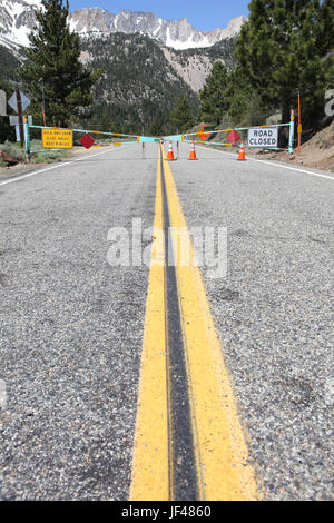 Im Juni 2017 Tor auf dem Tioga Pass gesperrt. Nach einer Rekordsumme von Schnee im Winter 2016/17 würden die Straße am 29. Juni 2017 offen. Stockfoto