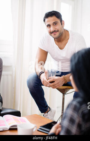 Jungen Mann, Blick in die Kamera Lächeln Stockfoto