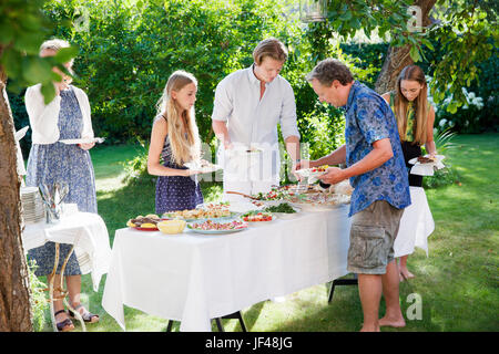 Familie mit Essen im Garten Stockfoto