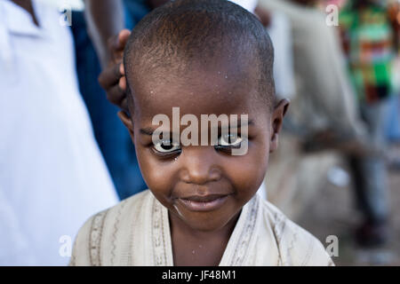 Porträt eines jungen Kindes der Swahili mit Kohl auf ihre Augen, Lamu, Kenia Stockfoto