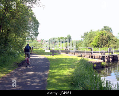 Forth und Clyde Kanal in der Nähe von Rotherwood Avenue Glasgow Schottland Radfahrer auf dem Schleppweg Radfahren Schottland Stockfoto