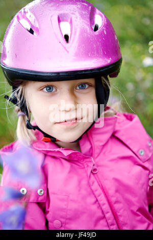 Porträt von Mädchen Fahrradhelm tragen Stockfoto
