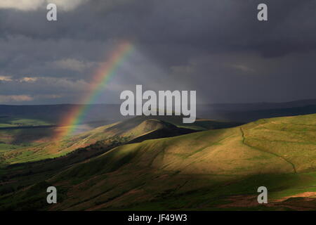 regenbogen über dem Berg Lose vom mam Tor im Peak District aus gesehen Stockfoto