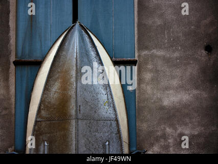 Metallrumpf mit Nieten eines Bootes senkrecht gegen die Wand, Detail abstrakt gespeichert Stockfoto