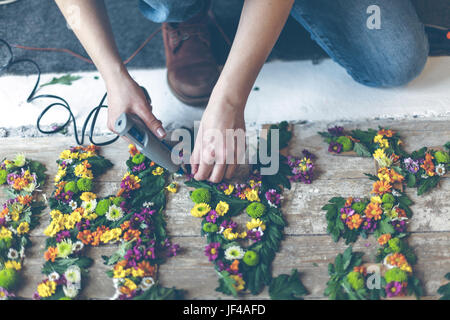 Blumengeschäft Blumen Dekoration mit Briefen und Kleber. Tageslicht in Innenräumen mit kleinen Schärfentiefe erschossen Stockfoto