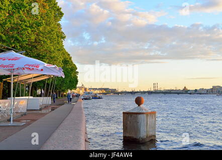 St PETERSBURG, Russland - 19. Juni 2017: Admiralität Ufer der Newa in Sankt Petersburg. Stockfoto
