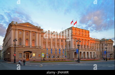 Das Gebäude der gesetzgebenden Versammlung von St. PETERSBURG beleuchtet von der untergehenden Sonne in Sankt-Petersburg. Stockfoto