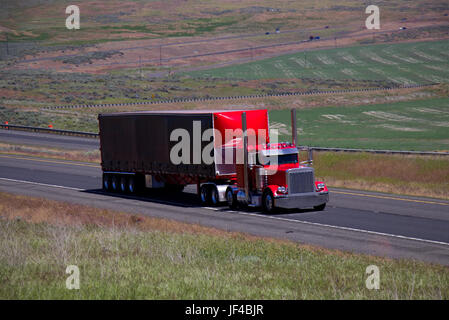 Rote klassische Peterbilt ziehen schwarze unmarkierte Trailer Stockfoto