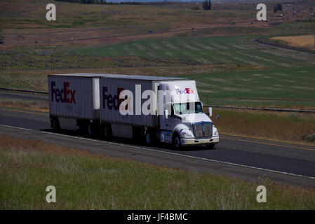 FedEx semi-LKW / ländliche Oregon, USA Stockfoto