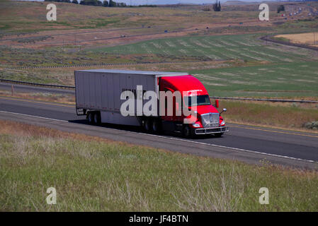 Hummer / rot Peterbilt Stockfoto