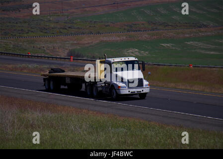 Weißer LKW / Empty Flachbett Stockfoto