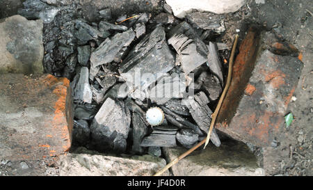 erloschenen Glut von einem Feuer im grünen Wald. Stockfoto