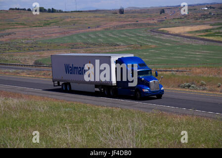 Wal-Mart semi-LKW im ländlichen Oregon, USA Stockfoto