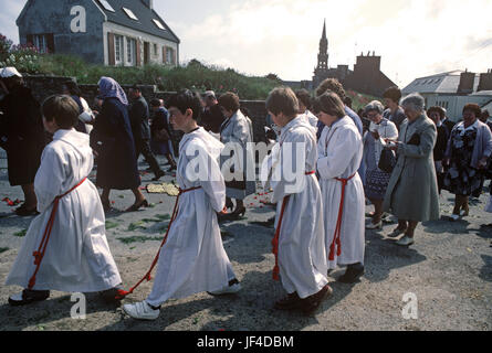 Ändern der jungen katholischen Feiertag Prozession im Dorf ruhiger, Insel Ouessant, Bretagne, Frankreich Stockfoto