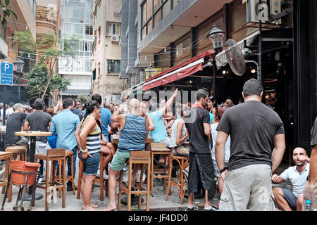 Libanesische und Expats-Party in der Gasse, einer bekannten und befahrenen Straße der Bars im Stadtteil Hamra in Beirut, Libanon Stockfoto