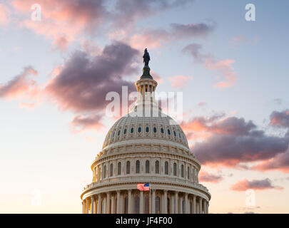 Flagge weht vor Capitol in DC bei Sonnenaufgang Stockfoto
