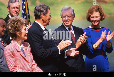 Der ehemalige Präsident Jimmy Carter und Frau Rosalyn und ehemaligen Präsidenten Ronald Reagan und Ehefrau Nancy bei der Eröffnung des The Carter Presidential Library in Atlanta, Georgia. Foto von Ken Hawkins Stockfoto